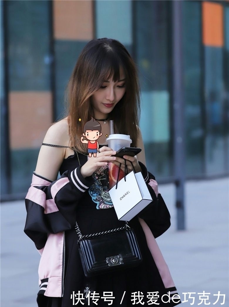 如丝|美女街拍:清纯靓丽香肩露,媚眼如丝万人迷