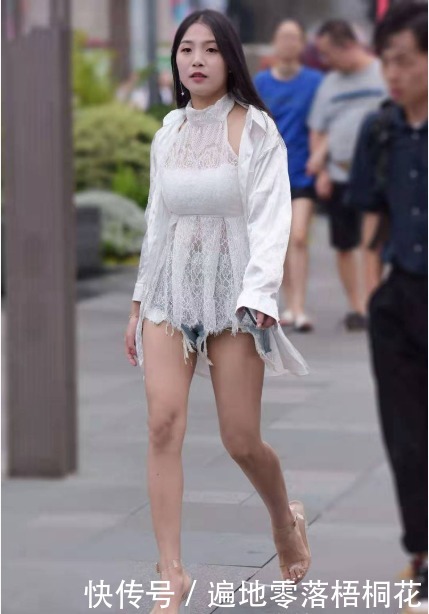 薄纱|蕾丝挂脖短裙外搭白色薄纱外套,有繁有简,非常有女人味