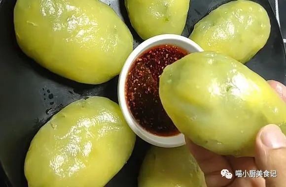 最近我家没少吃这个，包上馅，上锅一蒸，8分钟出锅，比肉包子都香