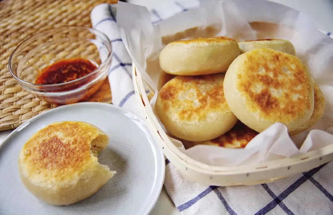 萝卜丝馅饼,一点肉都没放,吃起来确实格外香,刚上桌就被抢光光