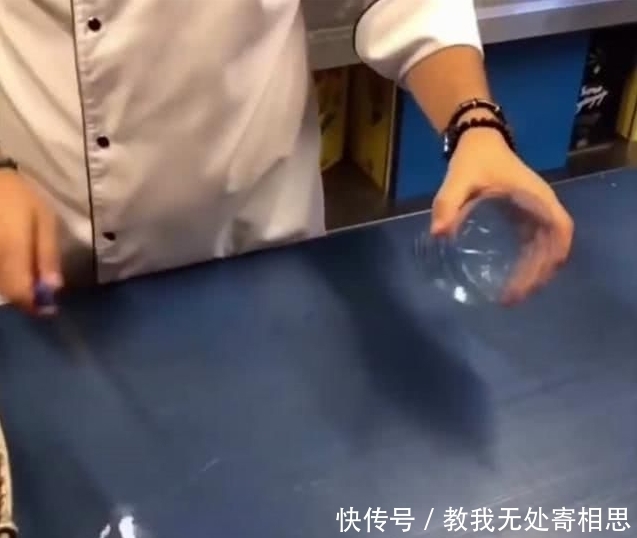 重达|小伙把重达3斤的章鱼塞进瓶子,煮了1小时,用刀一切,太意外!