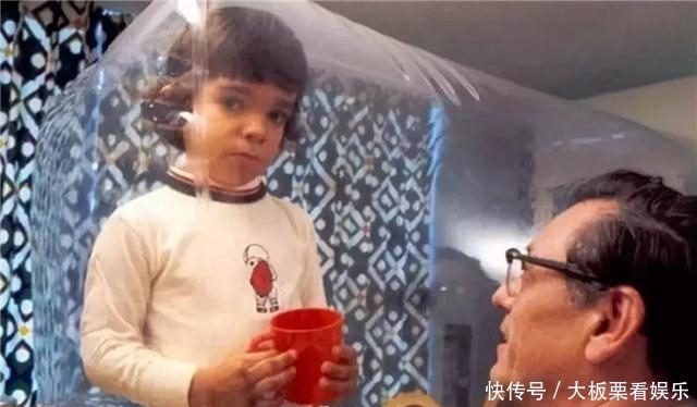 “泡泡男孩”：12岁才走出隔离罩，在死亡前第一次触摸到了妈妈