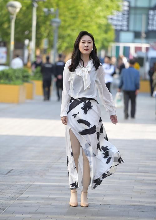  色彩|小姐姐穿雅致的长袖衫，看起来十分有型