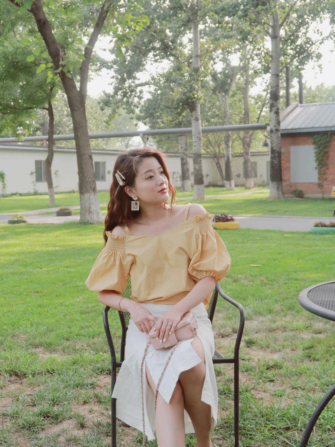 气质感|穿一字肩也可以很出众,搭配牛仔裤简约甜美,还提升气质感