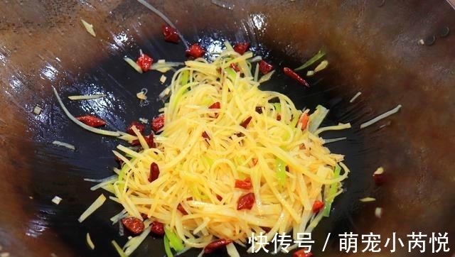 关键|炒土豆丝,放醋时机是关键,10人有9人放错,难怪粘锅还不脆