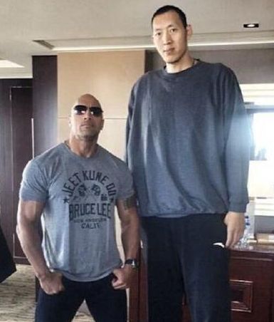 身材|普通人身材跟NBA球星差距大吗?看了强森跟球星的合影 你就懂