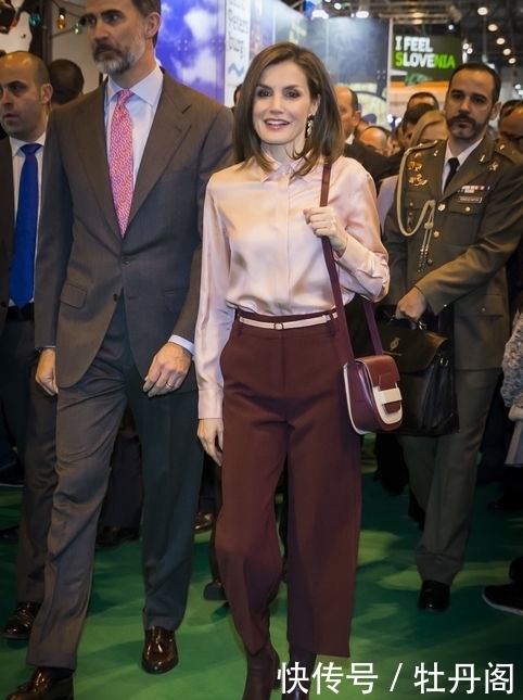 西班牙王后“带货”能力真强!穿蛇皮纹长裙出席活动,又一次售罄