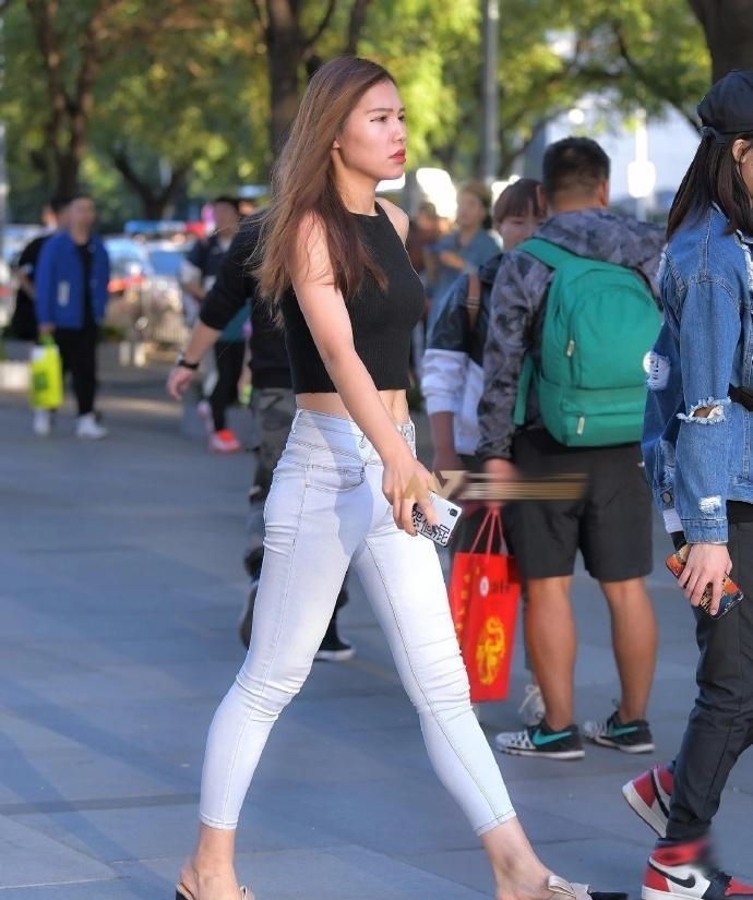 街拍:牛仔裤版型百搭时尚,秀出好身材