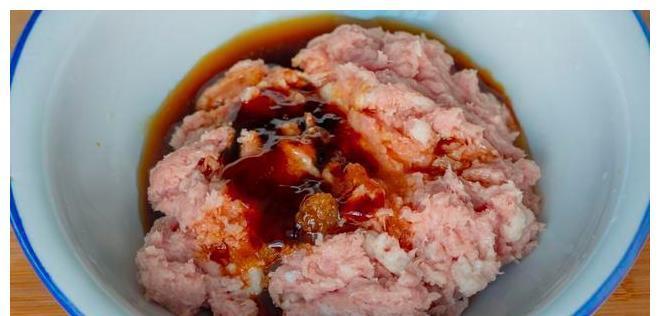 猪肉大葱包|猪肉大葱包好吃有秘诀，教你调馅小技巧，馅香汁浓，吃5个不解馋