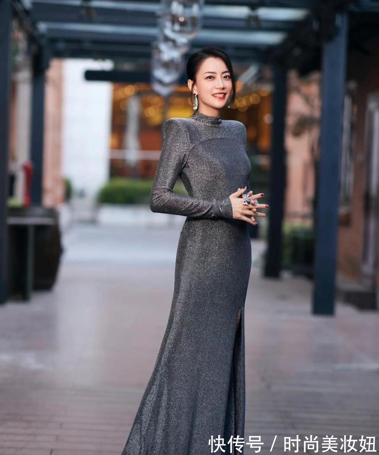 毛绒|霍汶希衣品不输女明星,穿毛绒外套+小脚裤,配小白鞋超减龄