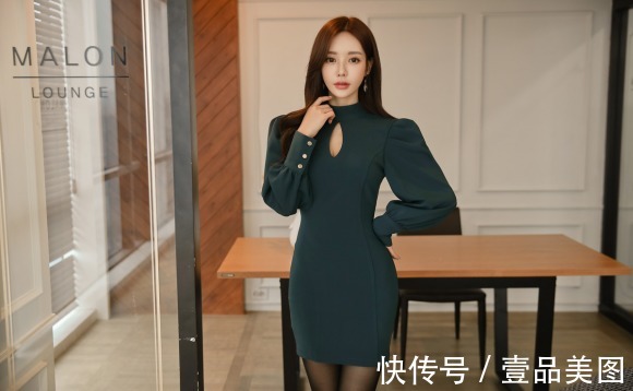 孙允珠|女神孙允珠高清时尚搭配:青黛墨痕藤蔓巴洛克名媛礼裙