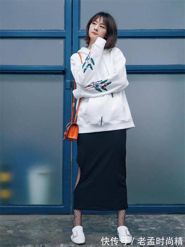卫衣|讲真,卫衣下面不要老配牛仔裤,今年流行这样穿,时髦显瘦又显高