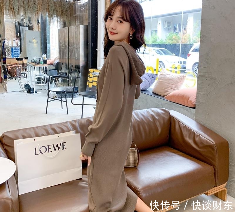 单调的半身裙就不要穿了,当下正流行的连衣裙,俏皮又减龄