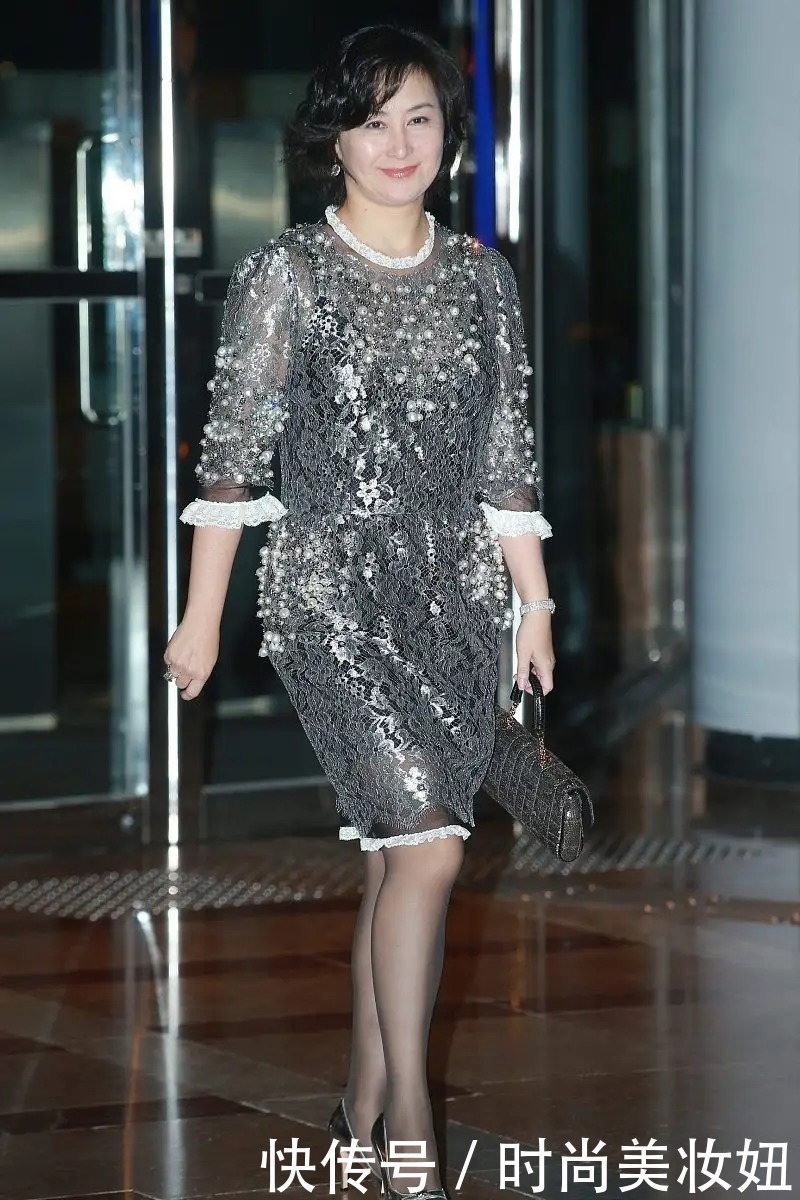 58岁何超琼真拼,穿粉色衣服和妹妹比美还要露腿,气质太惊艳了