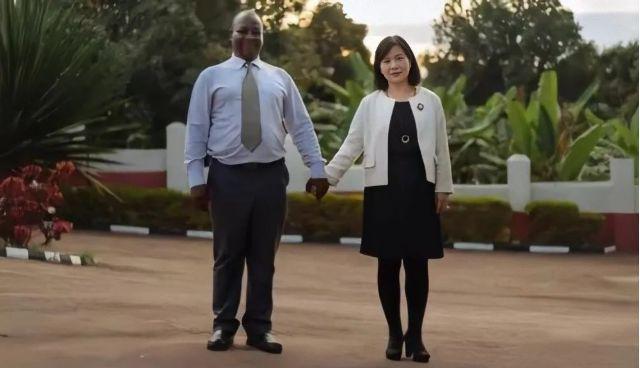 清华!25年前,清华才女远嫁非洲,给黑人生下3儿1女,她如今过得好吗