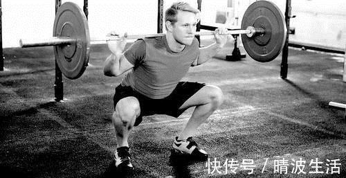 膝盖|完成一个标准的深蹲,是从站位和下蹲开始的