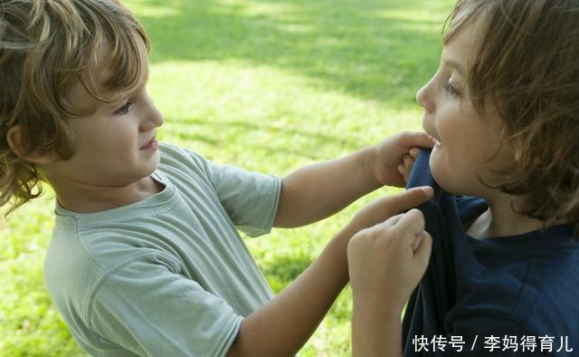 打架的话|小孩打架家长怎么处理？不要烦躁，从五个方面入手，应对更正确