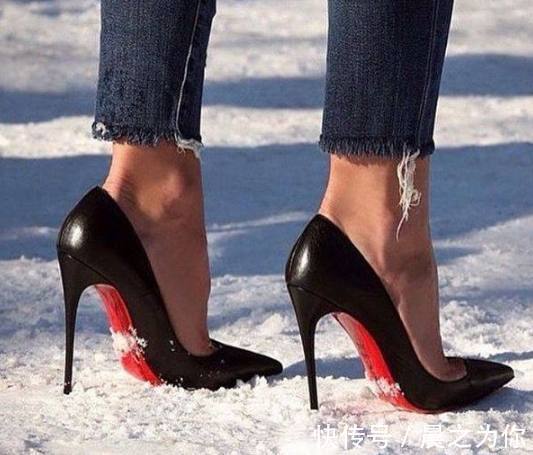 皮革 细高跟能良好地勾勒出腰线,穿出不一样的软妹风!