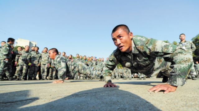 俯卧撑|新兵训练，1分钟做多少个俯卧撑才算合格？普通人难达到