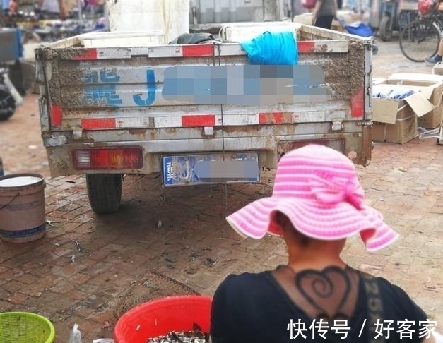 小夫妻顶烈日卖鱼不容易,很多人见到车上的设备后却放弃买鱼!