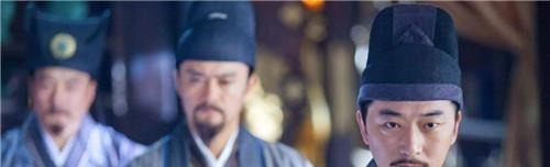 偷偷|皇帝偷偷在宰相官服上烧了个洞,许久后看到洞还在,立即给其升官