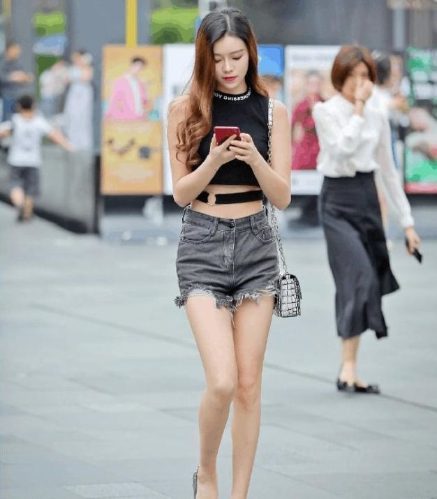 街拍：小姐姐时尚性感，皮肤白皙妩媚迷人！