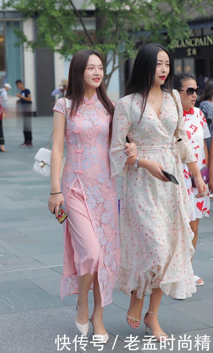 粉白连衣裙闺蜜,同样“款式”穿出不一样的精髓