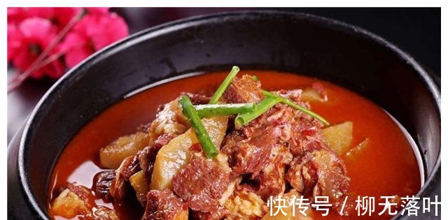 牛腩|冬日最佳的小火锅,砂锅来做萝卜牛腩蘑菇煲,开锅后食材像在跳舞!