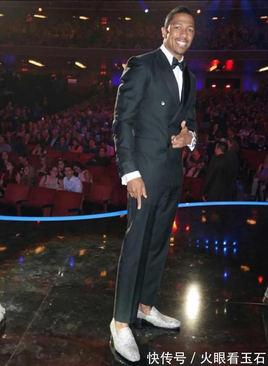 鞋子 将镶满珠宝的鞋子踩在脚下,会是什么样的感受?