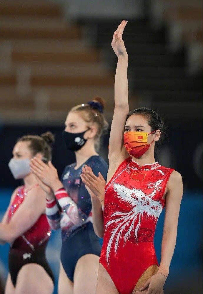 朱雪莹|朱雪莹刘灵玲霸气包揽金银牌,穿金凤旗袍闪耀全场,东方美惹瞩目