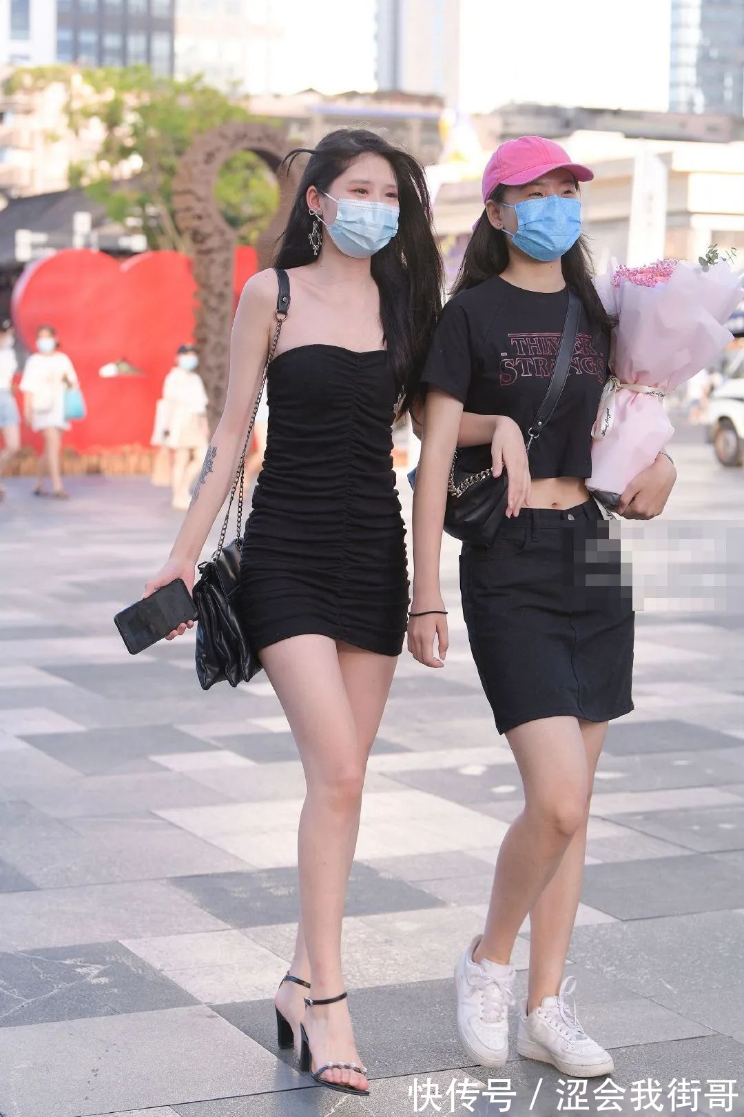 仙女下凡 街拍:绑带高跟凉鞋配抹胸裙,宛如仙女下凡来