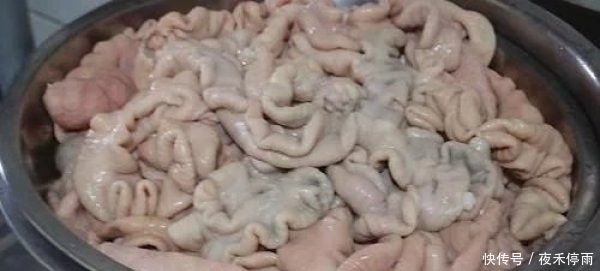 洗猪大肠,不加盐不加醋只需3样,大肠更干净,而且还没腥臭味