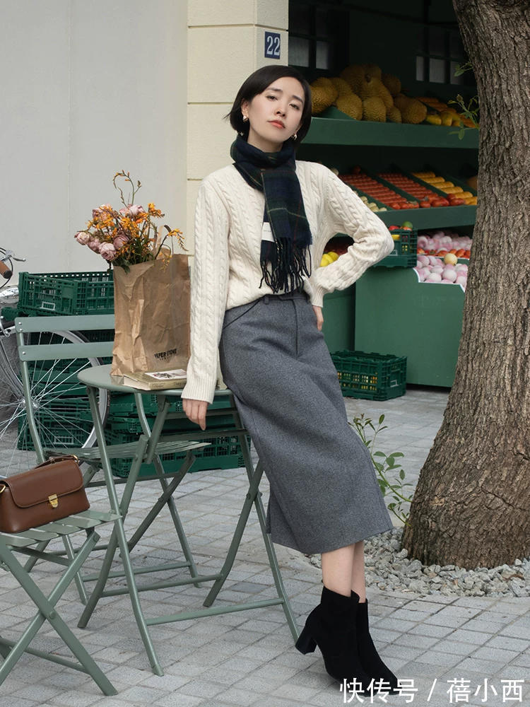 毛衣 冬季衣服不用多,学会实用的“毛衣穿法”就够了,出街告别路人感