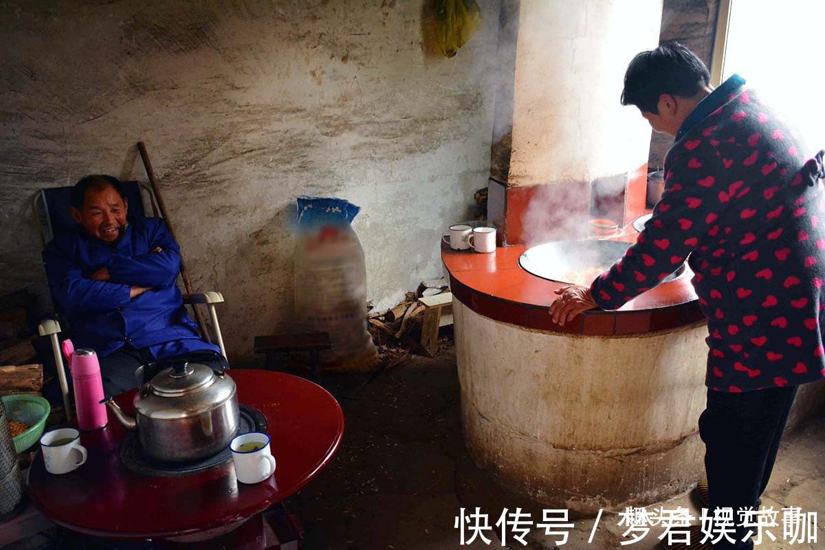 山村68岁大爷行动不便,老伴在家做美食,全给儿媳妇吃