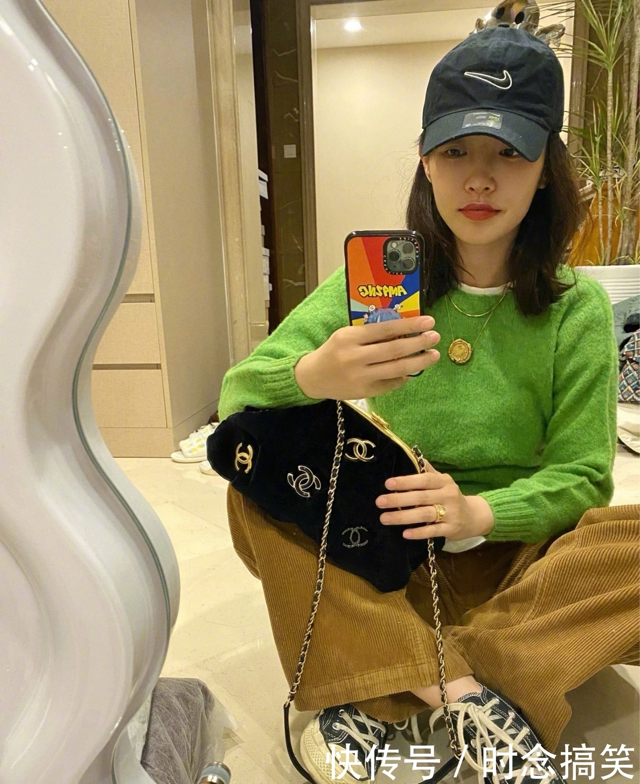 白百合示范早春穿搭!卫衣+休闲裤学着这样穿,时髦减龄又舒适