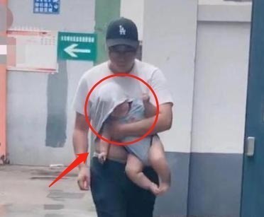 萌娃|“坑娃老爹”带娃躲雨照火了,凑近一看,萌娃脸上的表情“亮”了