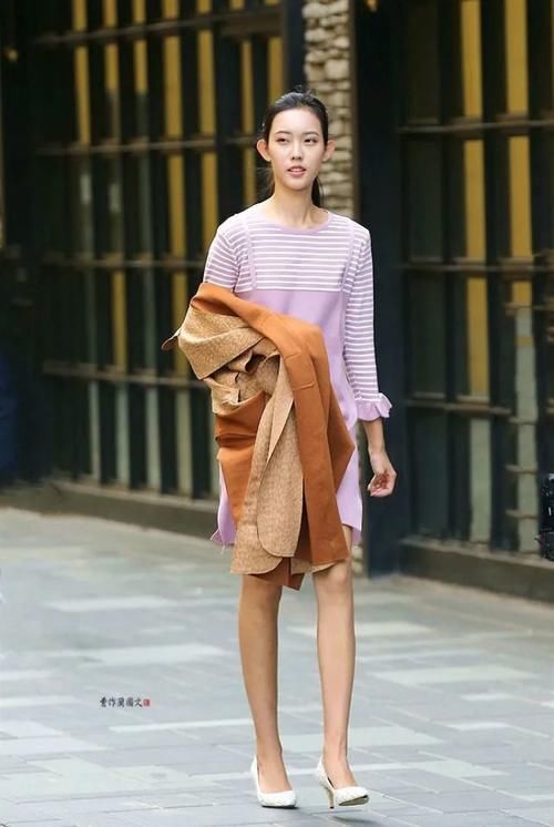 街拍：美女，用尖头细高跟添彩春装