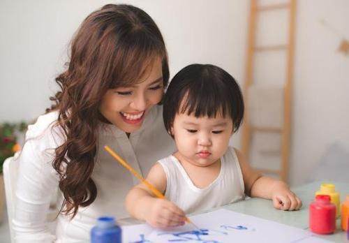 女儿|5岁女儿上完美术辅导班后,回家画出几幅画,父母见后立马报警