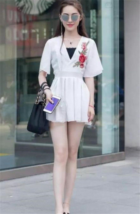 街拍：清纯的小美女，百褶裙配黑色马甲，彰显简约的气质美