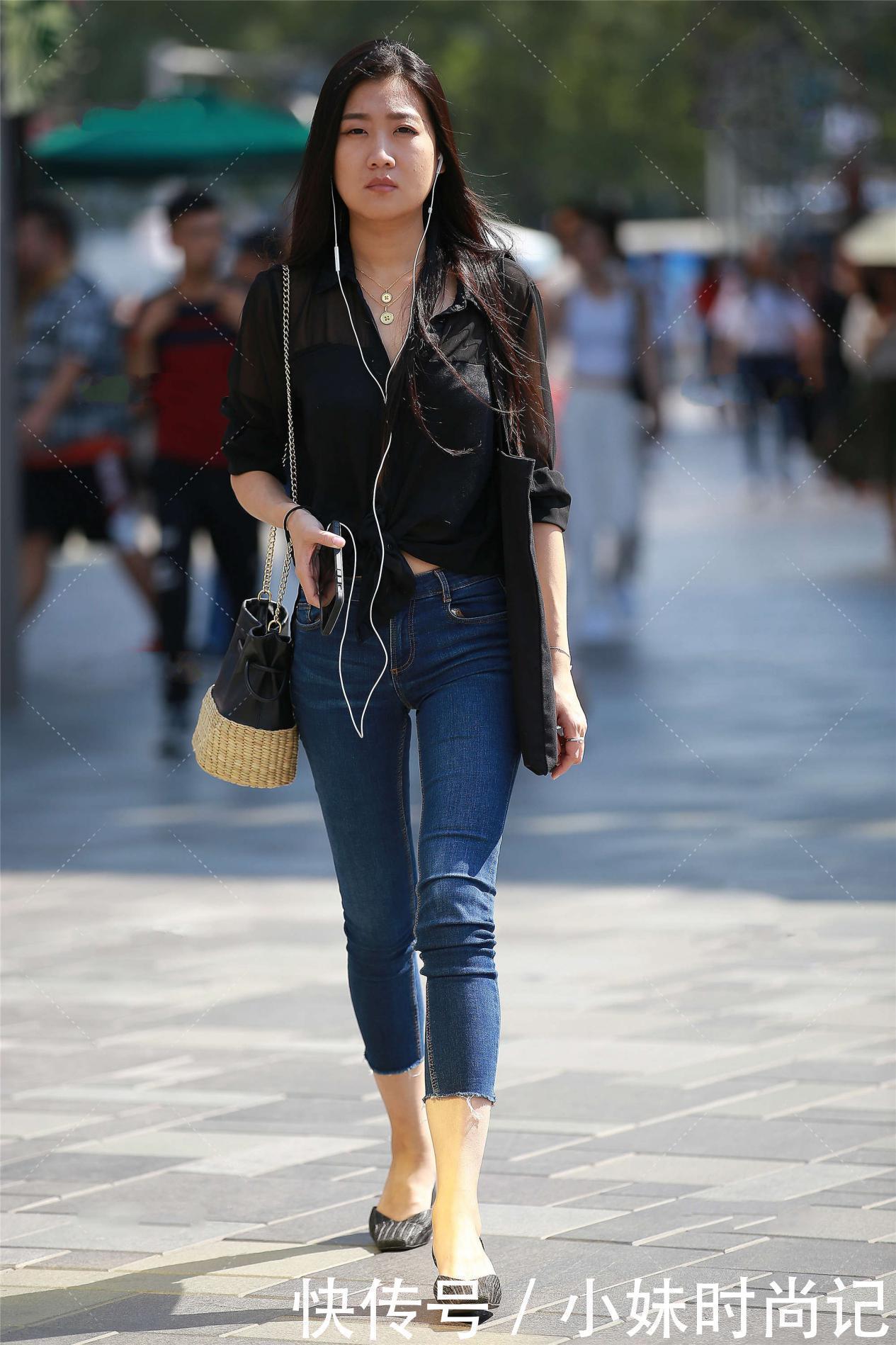 设计|街拍:设计感黑色衬衣, 搭配七分牛仔裤, 时尚街拍