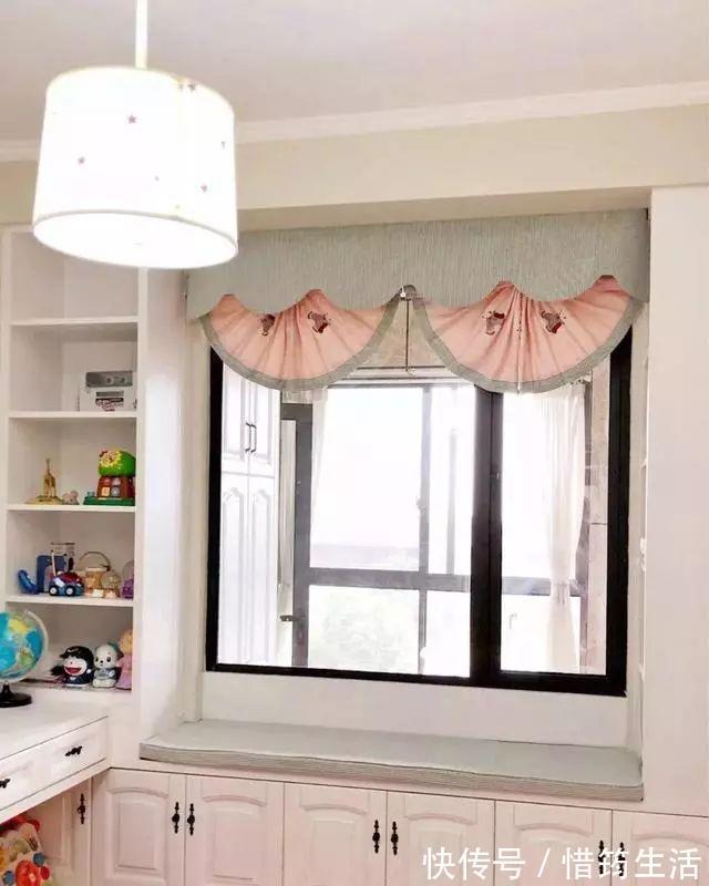 飘窗|卧室飘窗别再浪费了,现在流行这样装,能顶上一个大衣柜