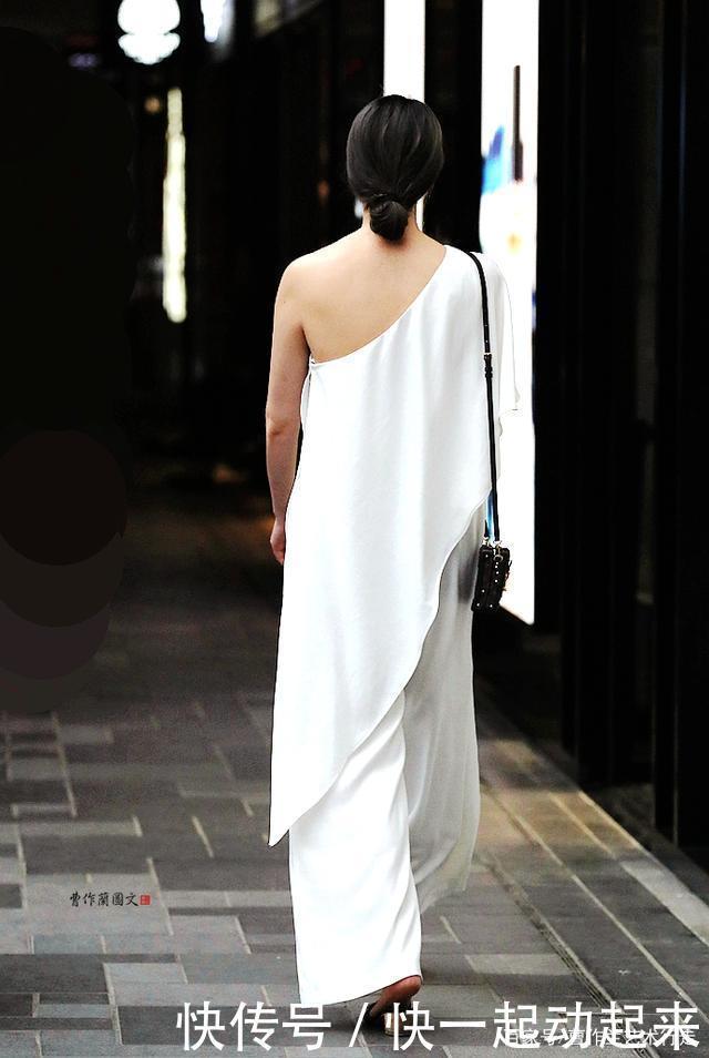 a507|美女重视服装的背后设计,好衣服不仅适合正面看,也适合背后看