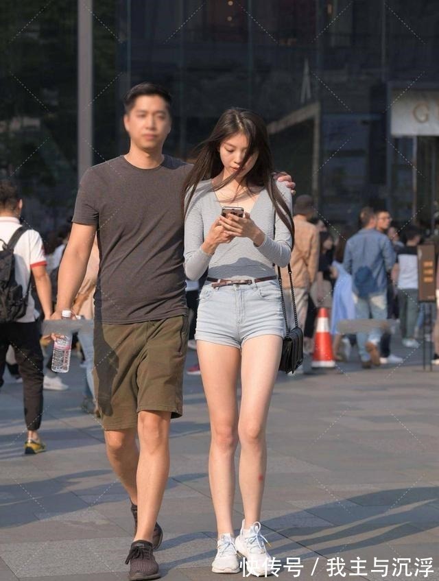 时尚 V领条形长袖搭配牛仔短裤,显瘦显高,简单时尚!