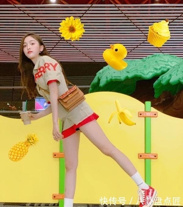 街拍|吴宣仪尴尬撞衫,内衣外穿被评输了,幸好“漫画腿”从来不输!