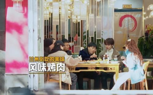 蔬菜沙拉|孔雪兒陪王晨藝吃烤肉，看清她夾的啥？網友：這才是自律的表現