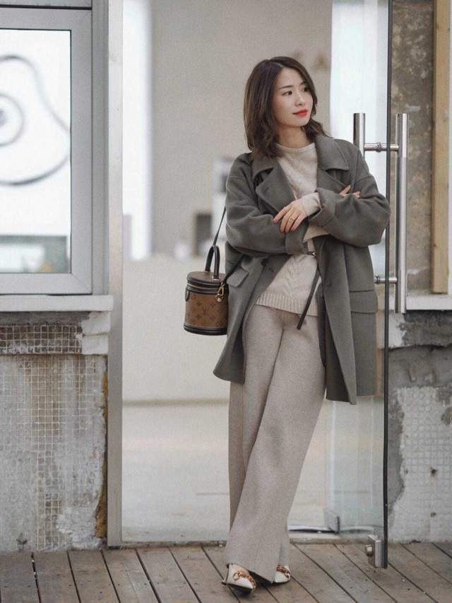 毛衣 中长款大衣的搭配指南,秋冬这样穿百搭又好看,照着穿都不会错