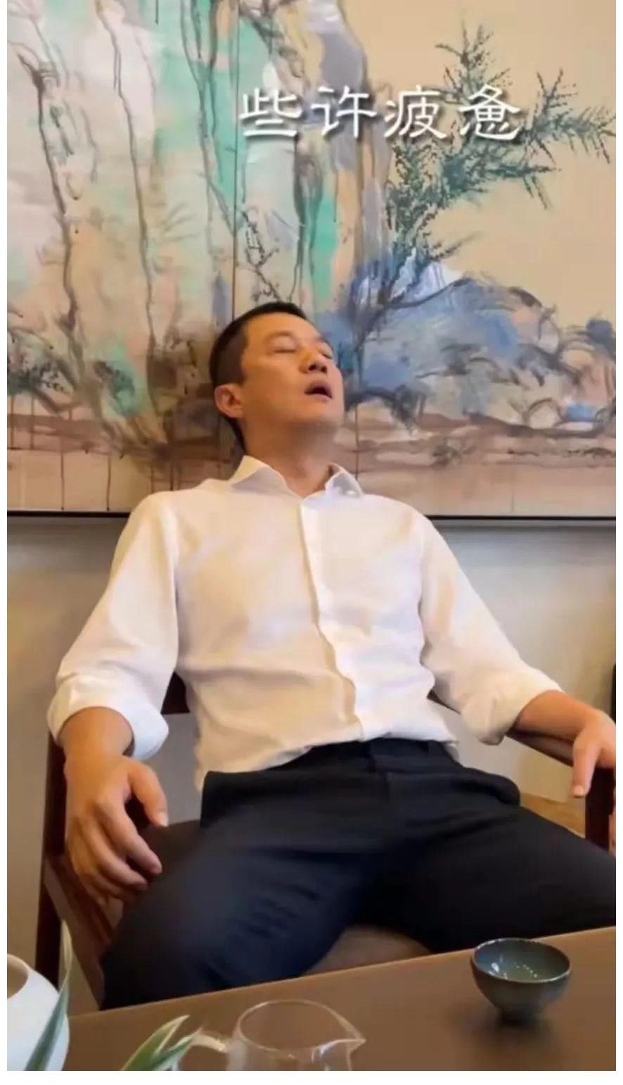 豪宅|李亚鹏又晒下厨视频,被冻结7千万后,49岁在豪宅院子种菜