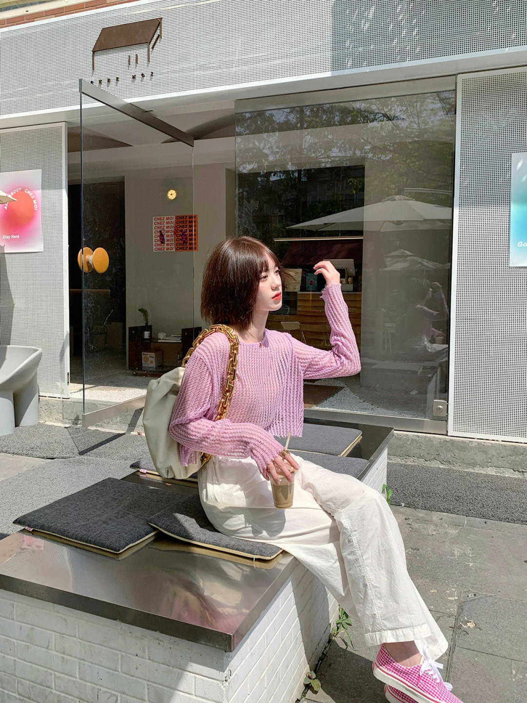 大地色 轻巧好看又高级,白裤子也是秋天的美,简直太高级了,出乎意料的美