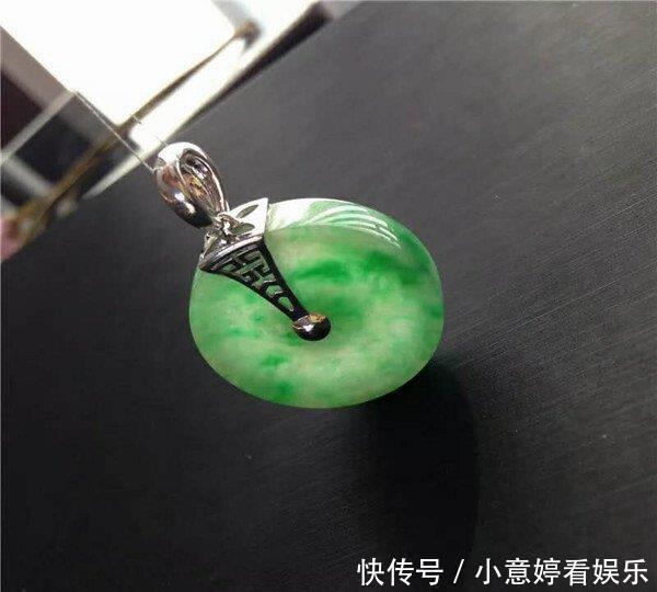 翡翠|小哥花800买了一块不起眼的翡翠小料子,一刀下去后商家哭了