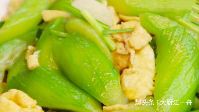 炒丝瓜时,很多人第一步就做错了,难怪炒的丝瓜发黑没食欲